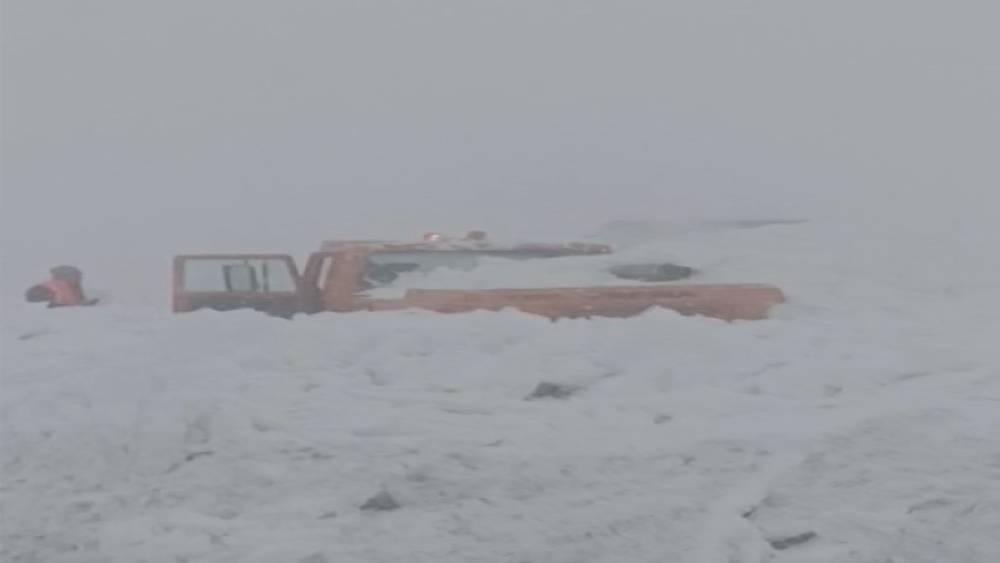 Muş-Kulp kara yolunda iş makinesinin &uuml;zerine &ccedil;ığ d&uuml;şt&uuml;
