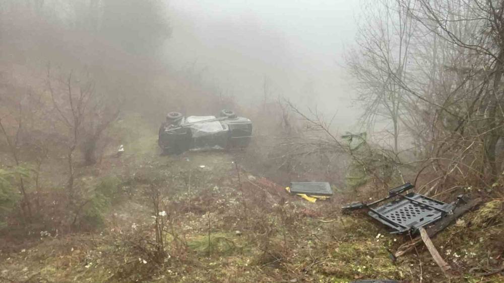 Bartın&rsquo;da siste yoldan &ccedil;ıkan ara&ccedil; takla attı: 4 yaralı
