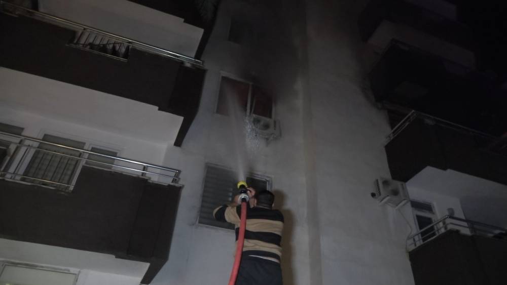 5 katlı binada korkutan yangın:2 kişi dumandan etkilendi
