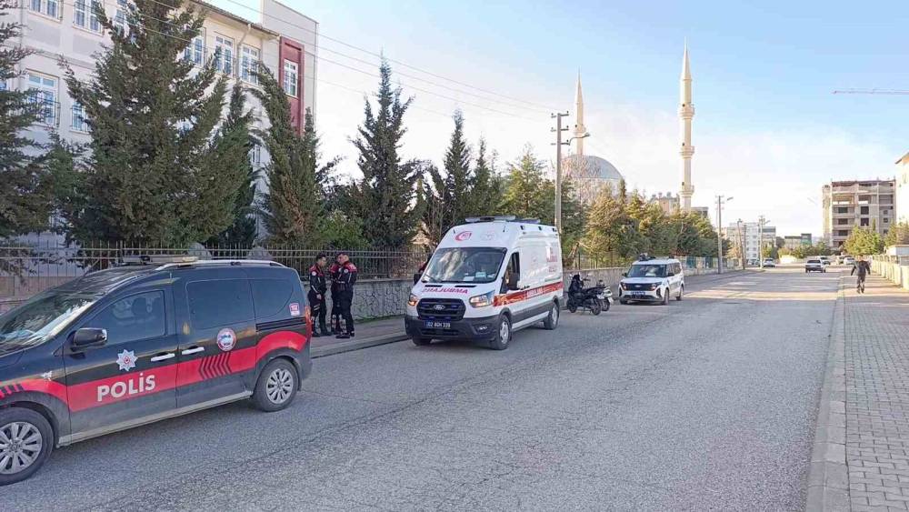 Kavga sırasında bacağına demir &ccedil;ubuk batan gen&ccedil; yaralandı
