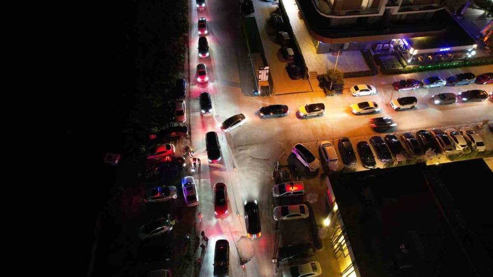 Polis bastırdı, g&uuml;r&uuml;lt&uuml; azaldı: L&uuml;ks semtte denetimler sonu&ccedil; verdi
