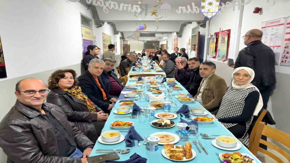 Kaymakam Keklik, Kuşadası&rsquo;nda &ouml;ğrencilerle iftarda buluştu
