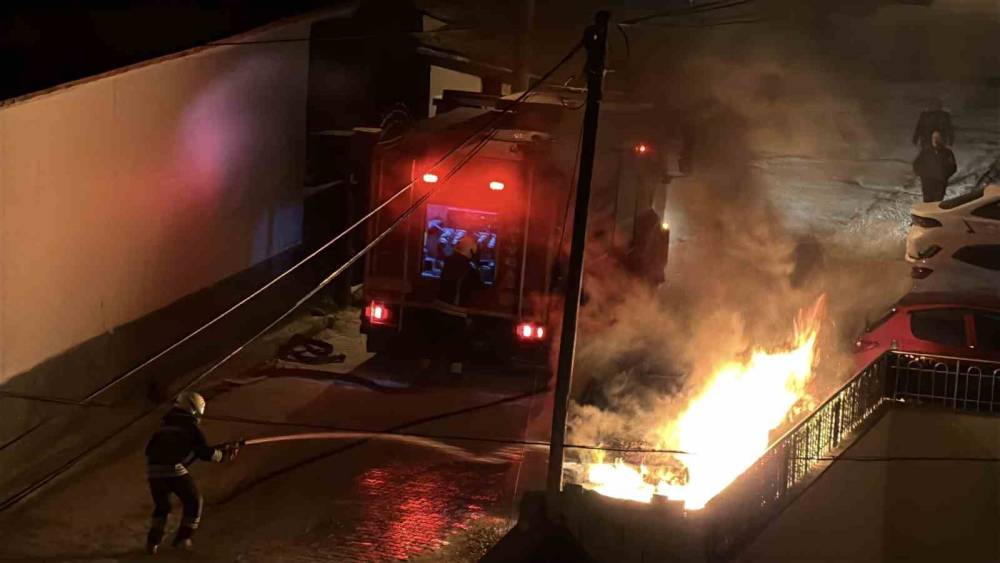 Konya&rsquo;da park halindeki otomobil alev alev yandı
