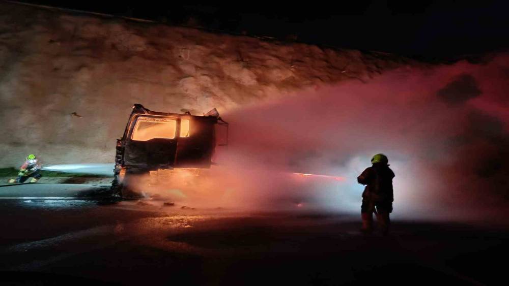 Balıkesir&rsquo;de kau&ccedil;uk y&uuml;kl&uuml; tır alev alev yandı

