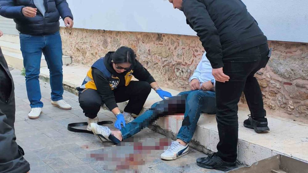 &rsquo;Neden video &ccedil;ekiyorsun&rsquo; tartışması kanlı bitti: 3 yaralı
