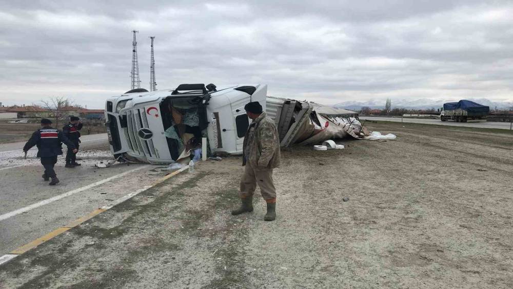 Konya&rsquo;da iplik y&uuml;kl&uuml; tır devrildi: 1 yaralı
