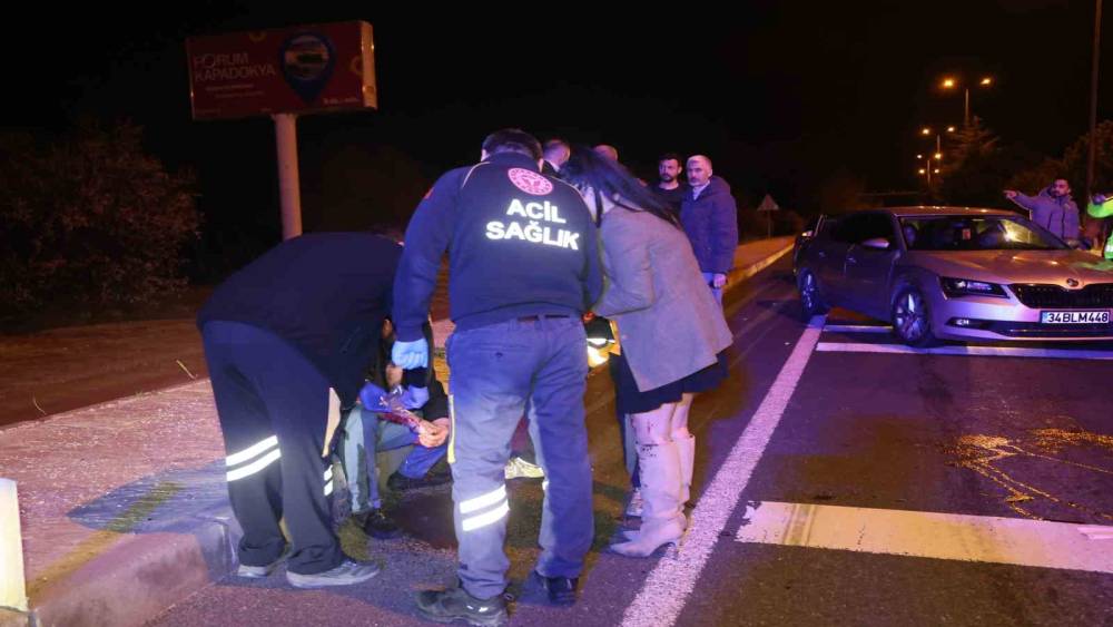 Yardım i&ccedil;in durdular, kendilerine k&uuml;f&uuml;r edilince alkoll&uuml; s&uuml;r&uuml;c&uuml;y&uuml; ve arkadaşını darp ettiler
