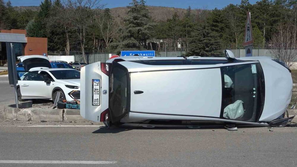 Kırıkkale&rsquo;de iki otomobil &ccedil;arpıştı: 1 yaralı
