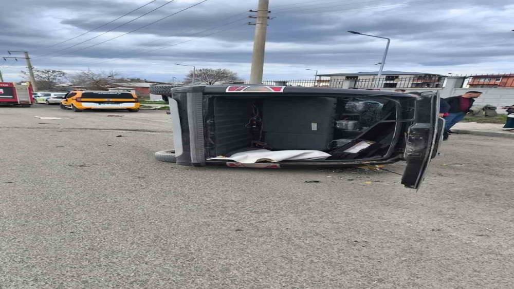 Iğdır&rsquo;da kaza: Ara&ccedil; takla attı, 2 yaralı
