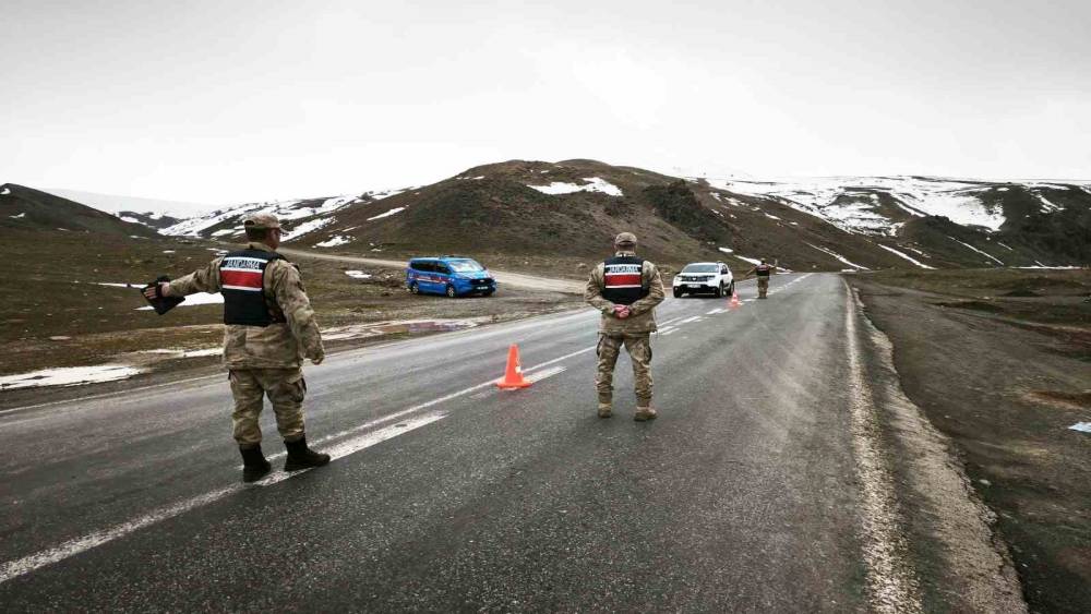 Ağrı&rsquo;da huzur uygulamasında 21 aranan şahıs yakalandı
