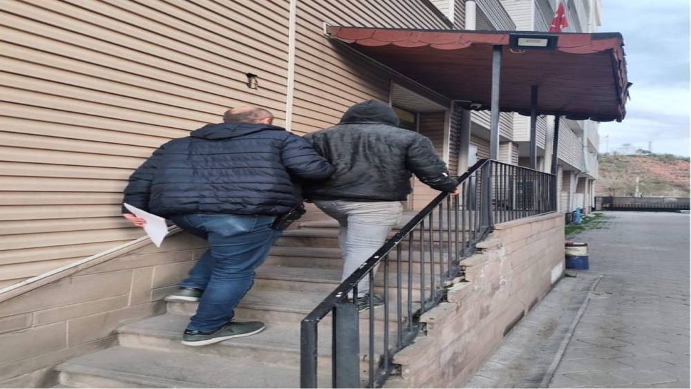 "M&uuml;stehcen yayın" su&ccedil;undan aranan h&uuml;k&uuml;ml&uuml; yakalandı
