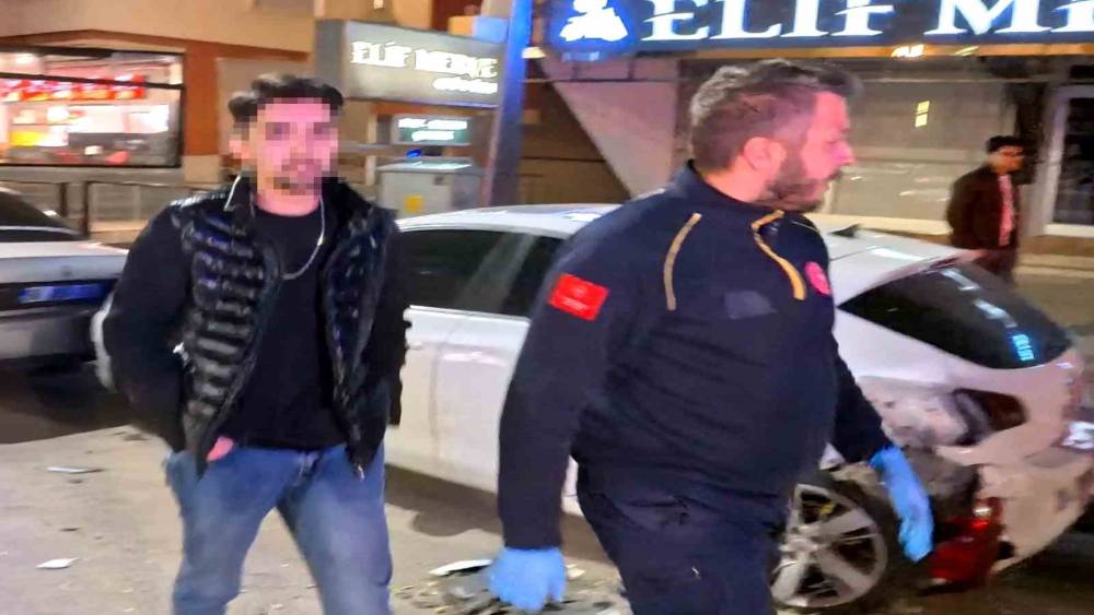 Alkoll&uuml; halde direksiyona ge&ccedil;ti, 3 araca birden &ccedil;arptı
