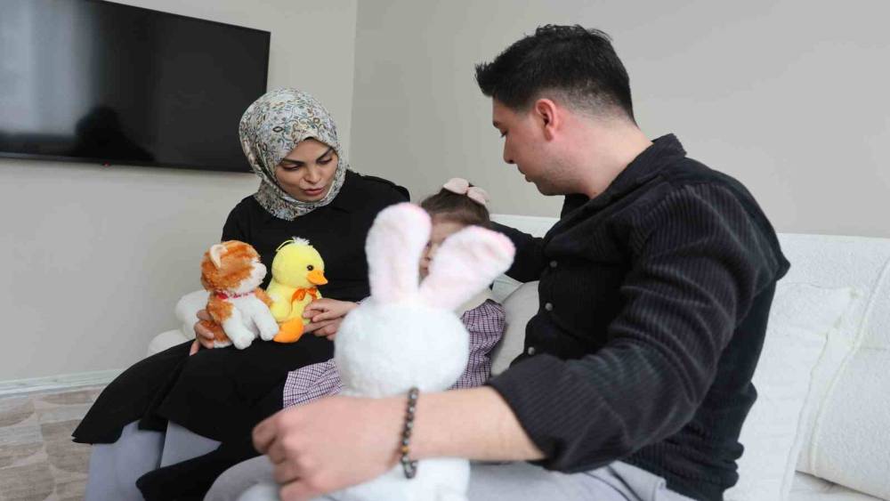Evini ila&ccedil;latan ailenin 2 yaşındaki kızları &ouml;l&uuml;mden d&ouml;nd&uuml;
