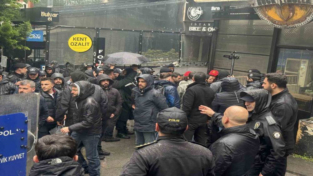 Beşiktaş&rsquo;tan Taksim&rsquo;e izinsiz y&uuml;r&uuml;mek isteyen grup g&ouml;zaltına alındı
