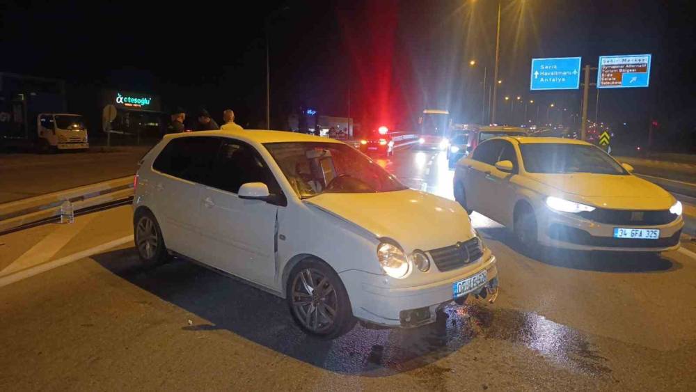 Seyir halindeki otomobil bariyerlere &ccedil;arptı: 2 yaralı
