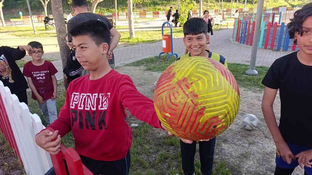Yola ka&ccedil;an futbol topu kazaya neden oldu: 1 yaralı
