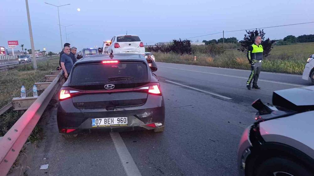 Manavgat&rsquo;ta 3 ara&ccedil;lı zincirleme kaza: 2 yaralı
