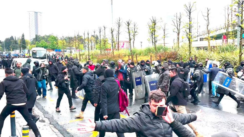 Mecidiyek&ouml;y&rsquo;de izinsiz y&uuml;r&uuml;y&uuml;şe polisten m&uuml;dahale
