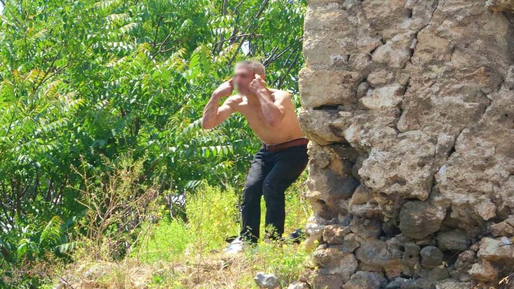 &Ouml;nce anıta ardından tarihi surlara &ccedil;ıktı, karnı acıkınca &ccedil;orbayla ikna edildi
