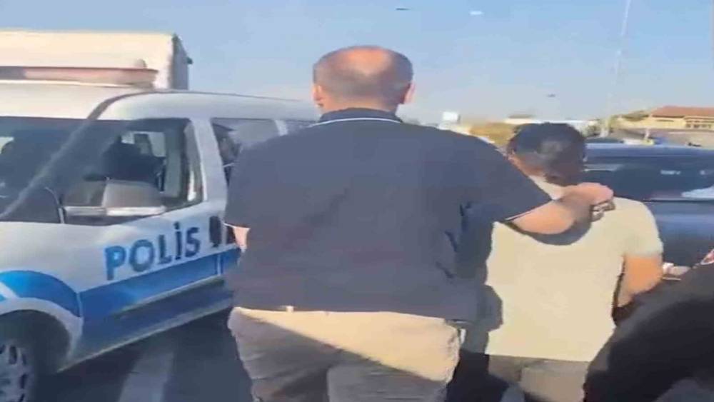 Hırsızlık zanlısı hurda y&uuml;kl&uuml; kamyonette yakalandı
