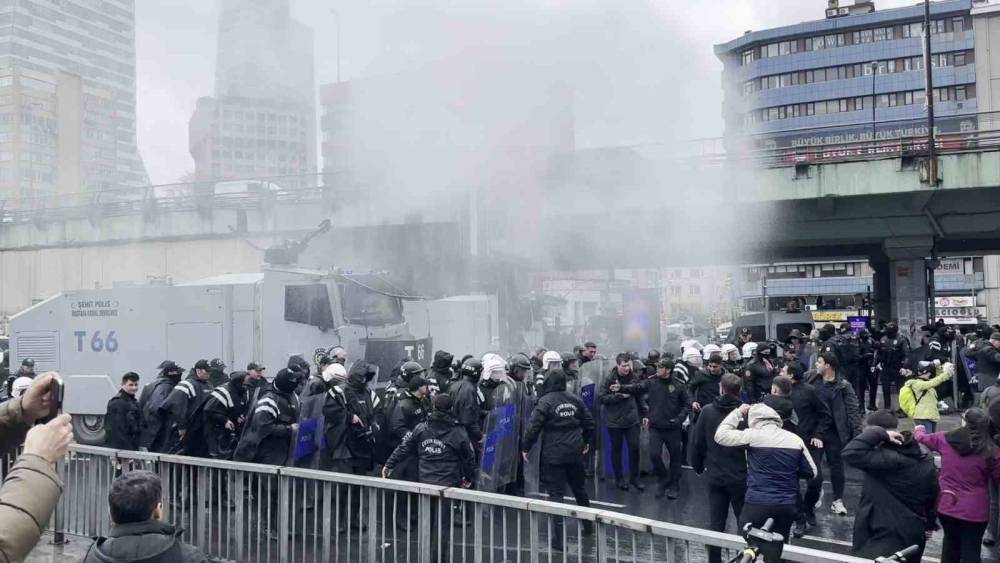 Mecidiyek&ouml;y&rsquo;de t&uuml;m uyarılara rağmen dağılmayan gruba TOMA&rsquo;yla m&uuml;dahale
