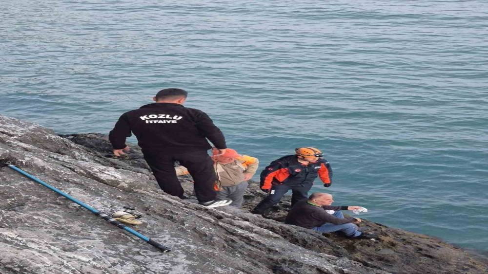 Balık tutmak isterken kayalıklardan d&uuml;şen adamı ekipler ve balık&ccedil;ı teknesi kurtardı
