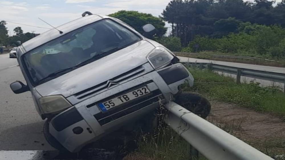 Bafra&rsquo;da kontrolden &ccedil;ıkan otomobil bariyerlere &ccedil;arptı: 4 yaralı
