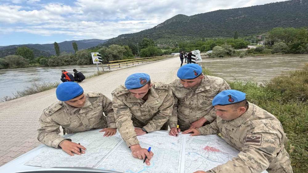 Tokat&rsquo;ta 216 personel Kelkit &Ccedil;ayı&rsquo;nda kayıp gen&ccedil;lerin izini s&uuml;r&uuml;yor
