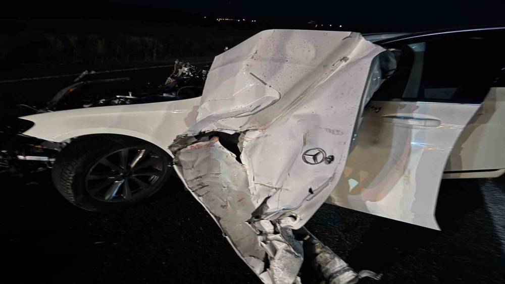 Sivas&rsquo;ta trakt&ouml;re &ccedil;arpan Mercedes hurda yığınına d&ouml;nd&uuml;: 4 yaralı
