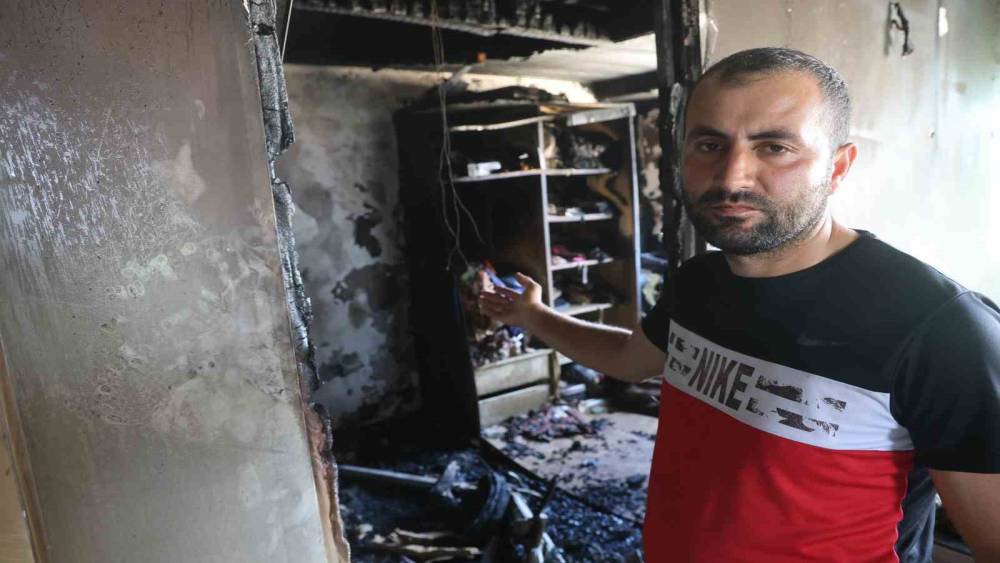 Depremde annesini, babasını ve kardeşini kaybeden adamın yuvası yangında k&uuml;le d&ouml;nd&uuml;
