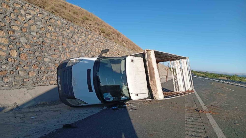 Elazığ&rsquo;da kamyonet yan yattı: 2 yaralı
