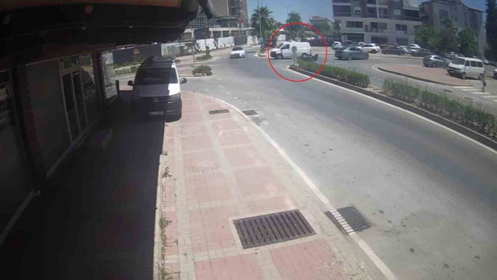 Kamyonete &ccedil;arpmamak i&ccedil;in fren yaptı, devrilen motosikletiyle s&uuml;r&uuml;klenip yaralandı
