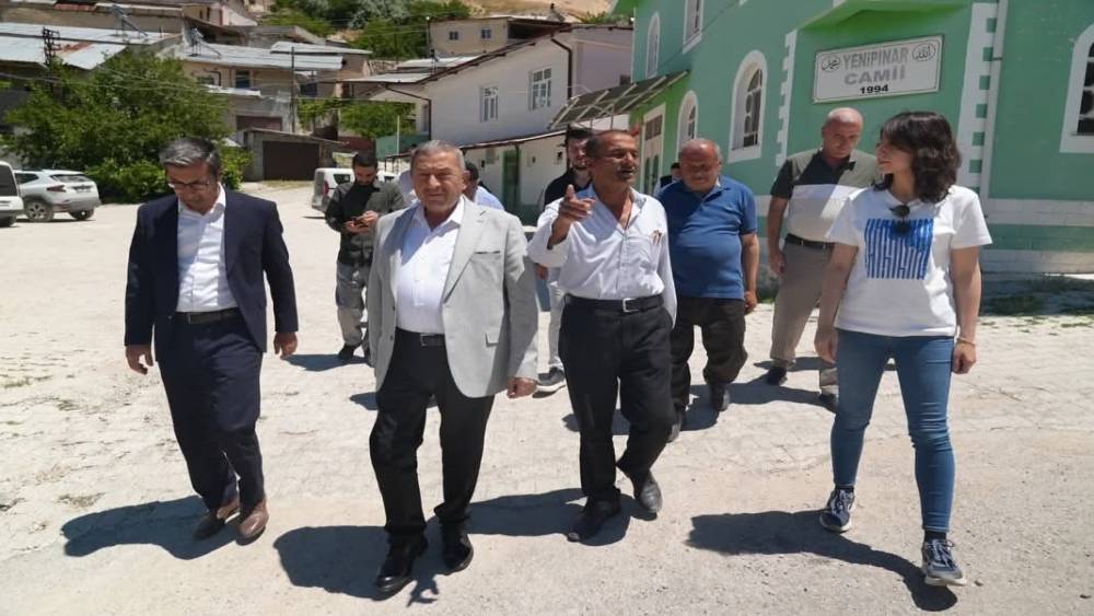 Darende&rsquo;de Yenipınar Mahallesi&rsquo;ne menfez, mahalle konağı ve yol yatırımı
