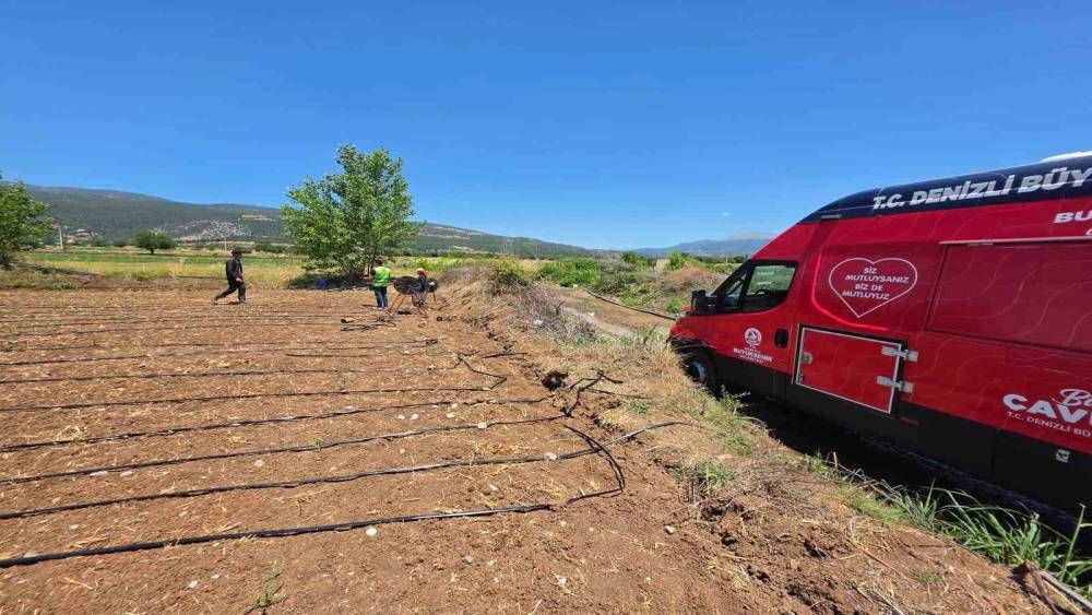 Denizli B&uuml;y&uuml;kşehir tarlalara soğuk su ve limonata ulaştırdı

