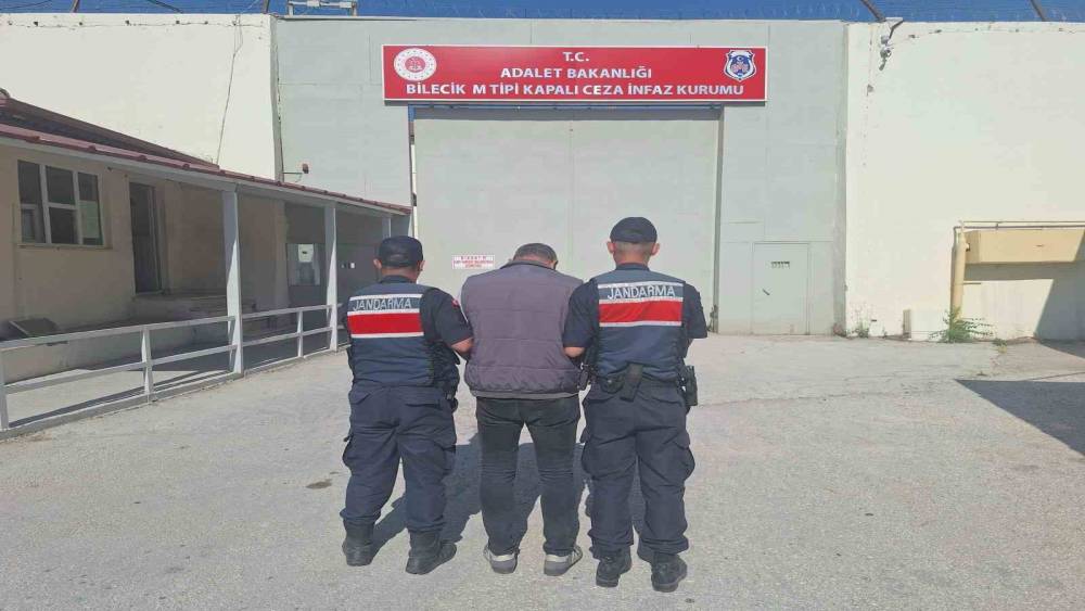 3 yıl 1 ay 15 g&uuml;n hapis cezasıyla aranan şahıs jandarmadan ka&ccedil;amadı
