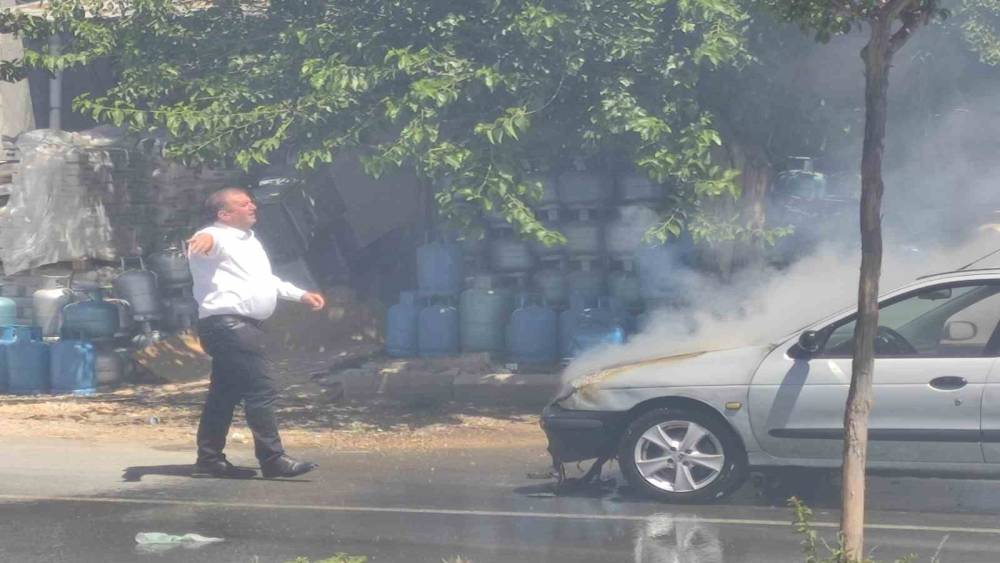 Diyarbakır&rsquo;da otomobil bomba gibi patladı
