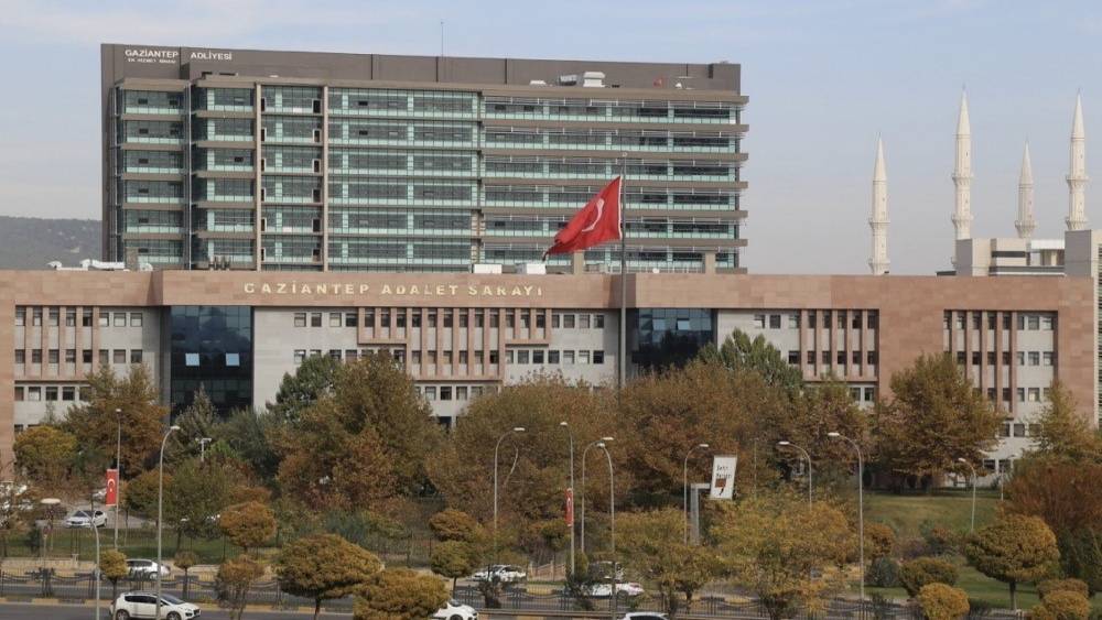 Trafikte "&ouml;n&uuml;me ge&ccedil;tin" kavgası cinayetle sonu&ccedil;landı: Sanıklar ilk kez hakim karşısına &ccedil;ıktı
