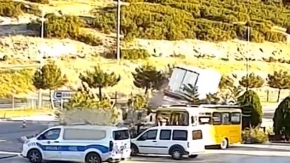 Isparta&rsquo;da kontrolden &ccedil;ıkan tır devrildi
