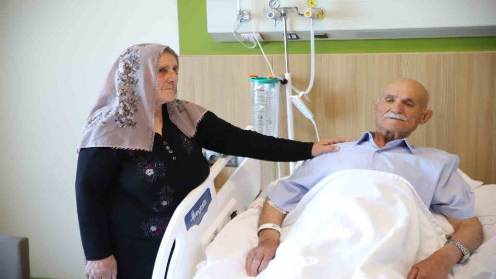 Karaciğerinde 13 santimetrelik t&uuml;m&ouml;r bulunan hasta 10 saatlik ameliyatla sağlığına kavuştu

