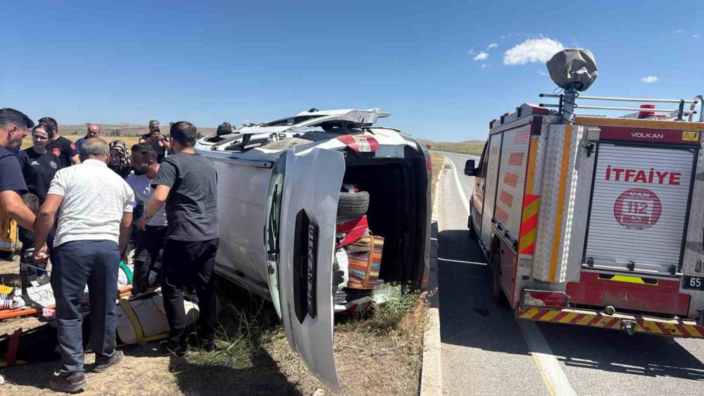 Van&rsquo;da ara&ccedil;lar &ccedil;arpıştı: 8 yaralı
