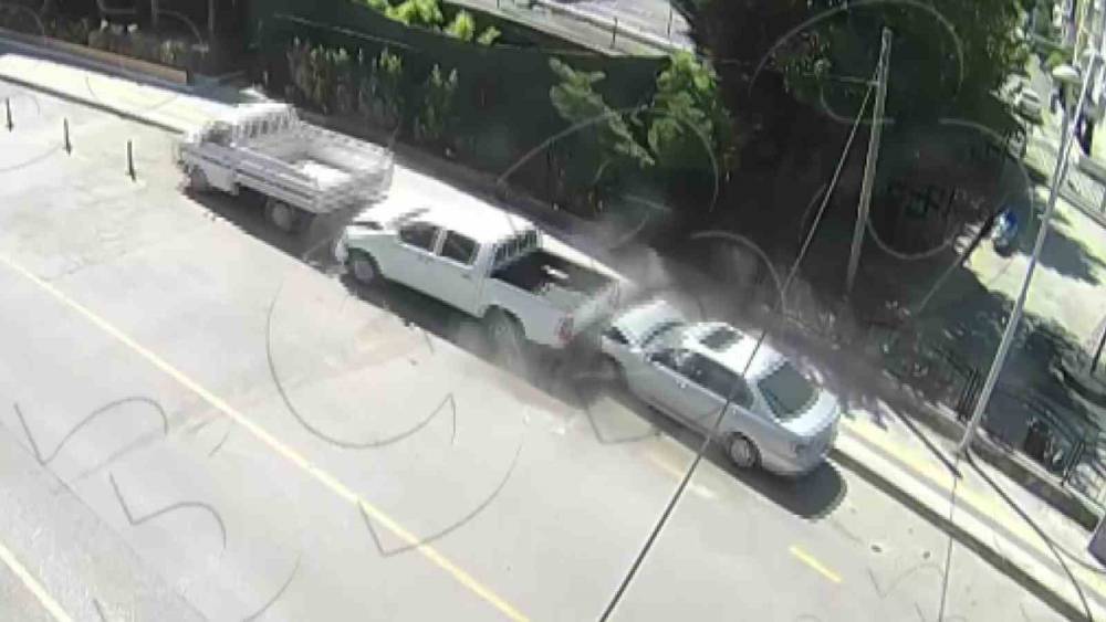Amasya&rsquo;da otomobilin park halindeki ara&ccedil;lara &ccedil;arptığı kaza kamerada
