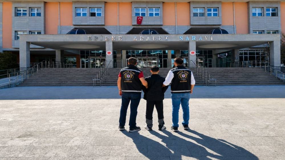 43 yıl 11 ay hapis cezasıyla aranan firari Edirne&rsquo;de yakalandı

