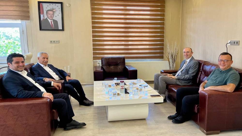 B&uuml;lent Arın&ccedil;&rsquo;tan Şehzadeler Kaymakamı G&uuml;nhan Yazar&rsquo;a &rsquo;Hayırlı olsun&rsquo; ziyareti
