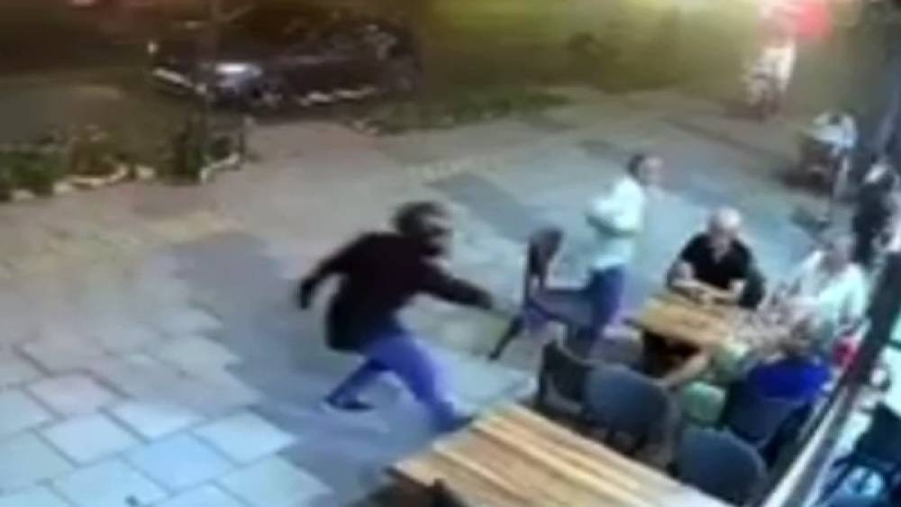 Kasklı ş&uuml;pheli, tantunicide oturan şahsı vurdu

