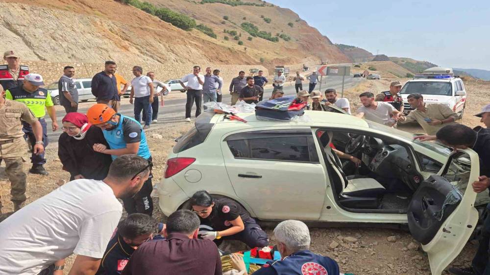 Bing&ouml;l&rsquo;de otomobil yoldan &ccedil;ıktı: 3 yaralı
