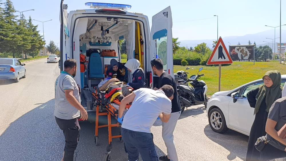 Otomobile &ccedil;arpan motosiklet s&uuml;r&uuml;c&uuml;s&uuml; ağır yaralandı
