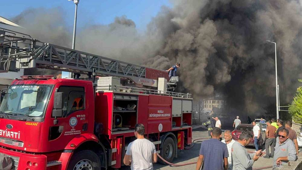 Fethiye&rsquo;de ayakkabı mağazası alevlere teslim oldu
