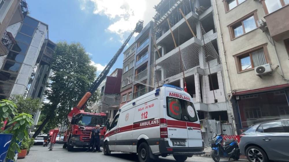 &Ccedil;atıdaki &ccedil;ıplak şahıs intihar paniğine neden oldu: Turist olduğu ortaya &ccedil;ıktı
