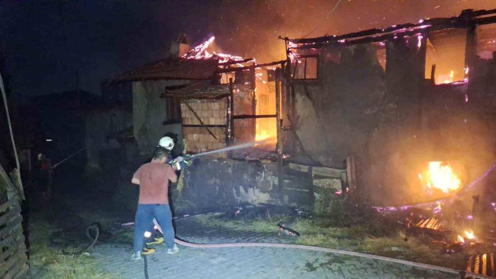 &Ccedil;orum&rsquo;da alevlere teslim olan iki ev k&uuml;le d&ouml;nd&uuml;
