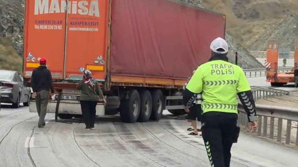 Erzincan-Sivas kara yolunda tır bariyere &ccedil;arptı
